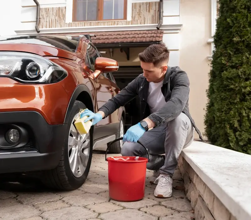 Lavage auto à domicile Saint-Marc-à-Loubaud : professionnel intervenant sur un véhicule